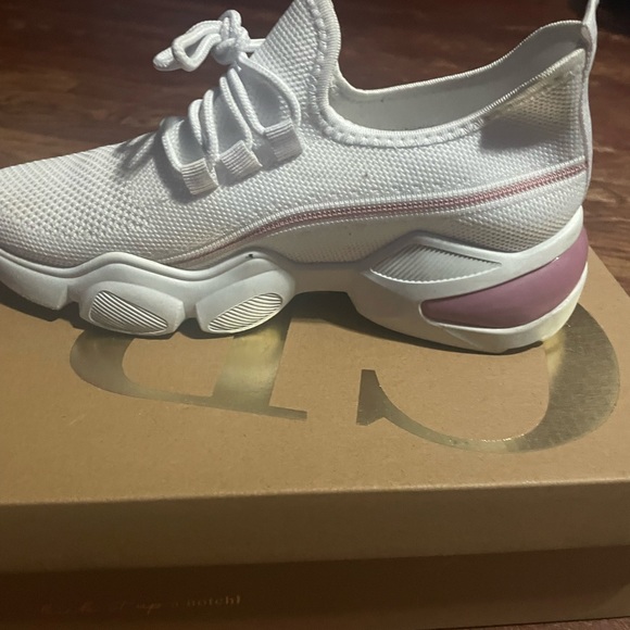 Women Shoes - Picture 4 of 4